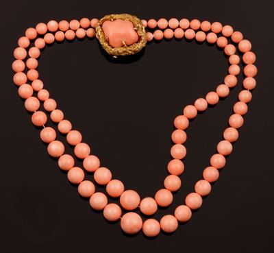 Bulgari. Collana di Corallo Rosa Composta da Due Fili di Boules Scalari