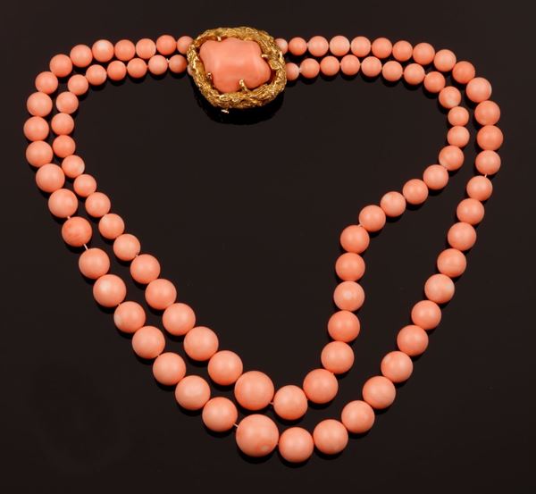 Bulgari. Collana di corallo rosa composta da due fili di boules scalari