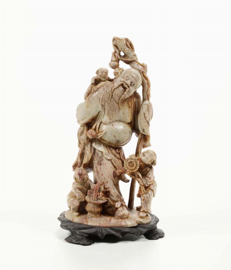 Scultura orientale in pietra saponaria raffigurante un vecchio saggio, Cina XX secolo  - Auction Fine Art - Cambi Casa d'Aste