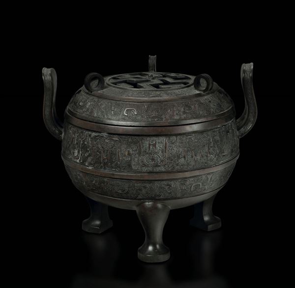 Incensiere tripode con coperchio in bronzo con manici e decoro a rilievo arcaico, Cina, Dinastia Ming, XVI secolo
