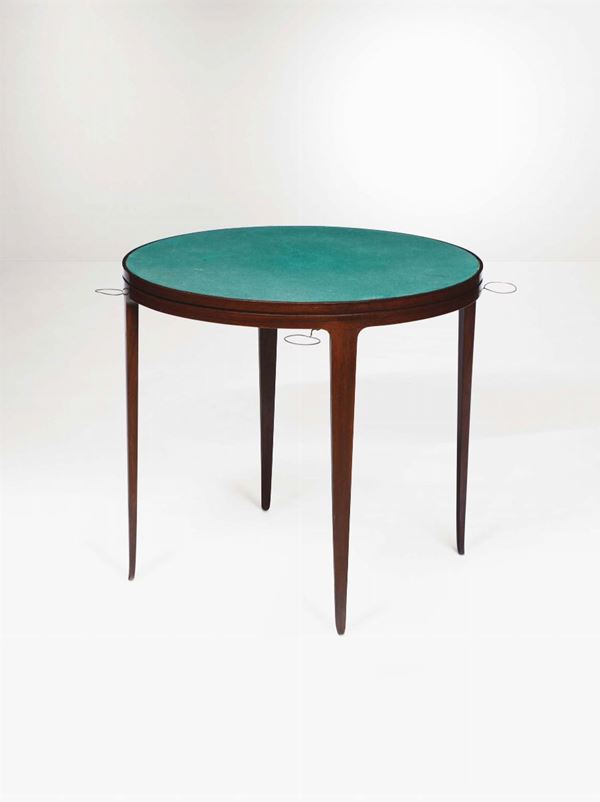 Tavolo da gioco con struttura in legno e rivestimento del piano in panno. Dettagli in ottone.