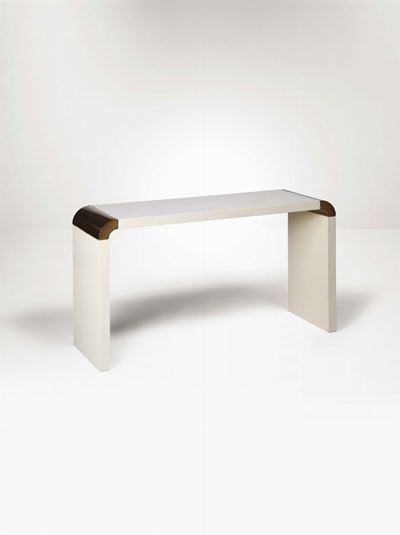 Consolle in Legno Laccato con Dettagli in Ottone.