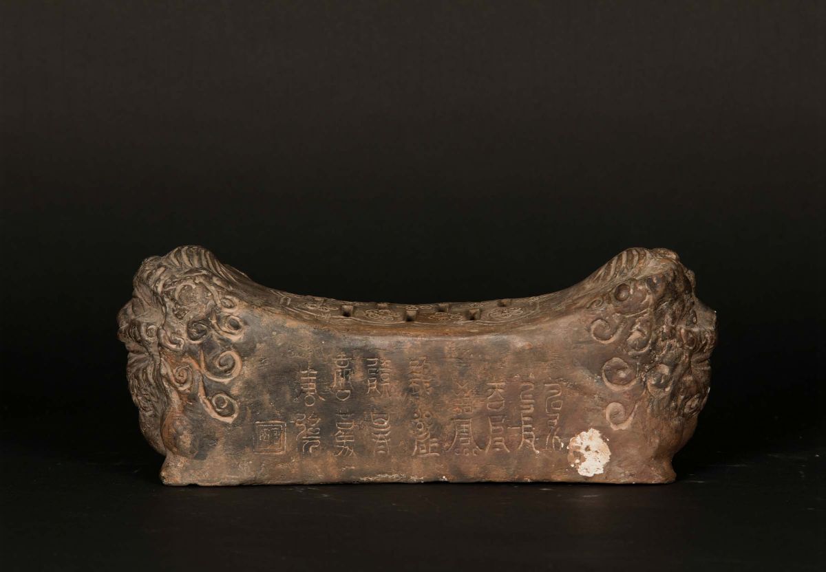 Cuscino in Terracotta con Iscrizioni e Teste Leonine, Cina, Dinastia Qing, XIX Secolo