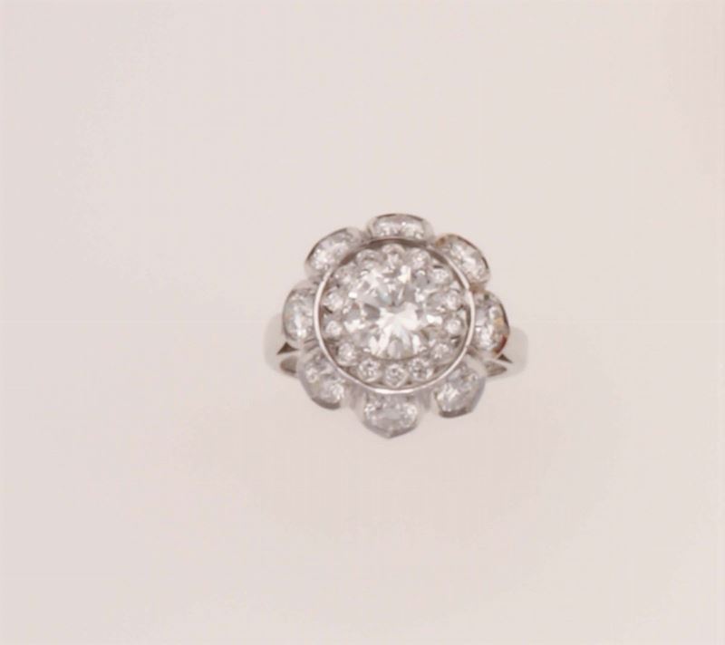 Bulgari. Anello con diamante centrale di ct 1,21 e diamanti a contorno  - Asta Fine Jewels - Cambi Casa d'Aste
