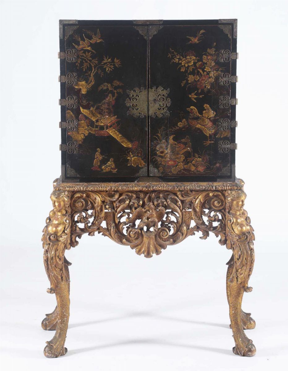 Importante Cabinet in Legno Laccato a “chinoiseries” Raffiguranti Paesaggi con Figure e Animali. ...