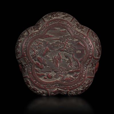 Scatola Polilobata in Lacca Rossa con Figure di Saggi Entro Paesaggio, Cina, Dinastia Qing, Epoca...