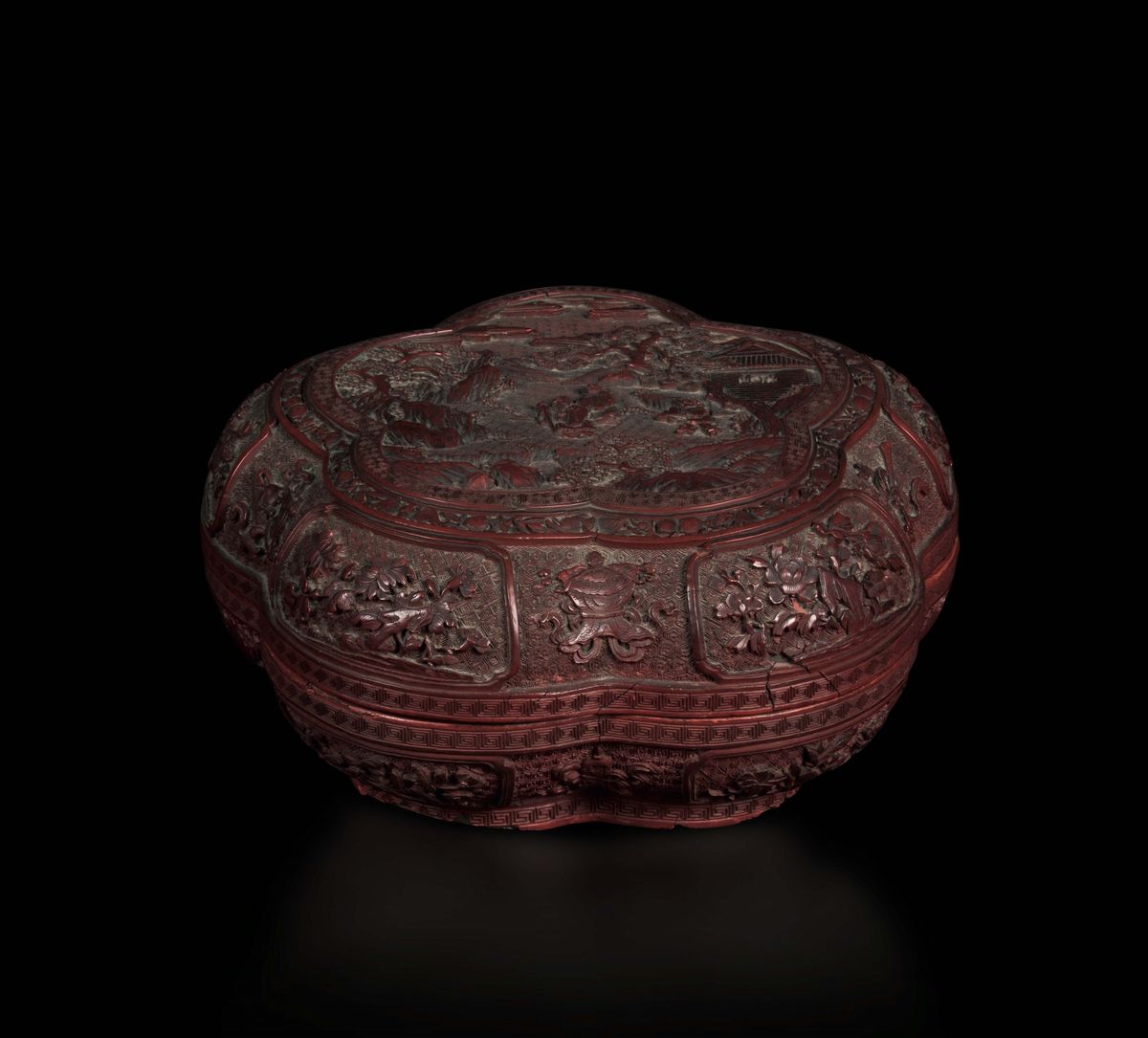 Scatola Polilobata in Lacca Rossa con Figure di Saggi Entro Paesaggio, Cina, Dinastia Qing, Epoca...