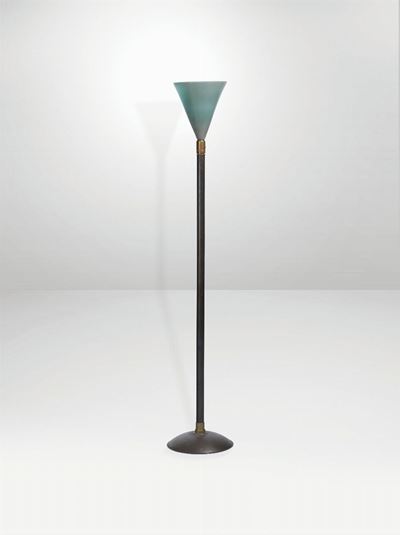 Lampada da Terra con Struttura in Legno e Diffusore in Vetro. Dettagli in Metallo e Ottone.