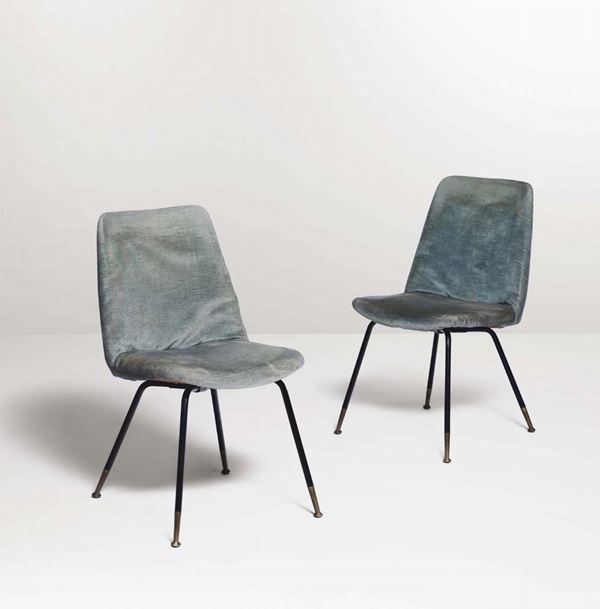 Coppia di sedie con struttura in metallo laccato e ottone. Rivestimenti in tessuto.