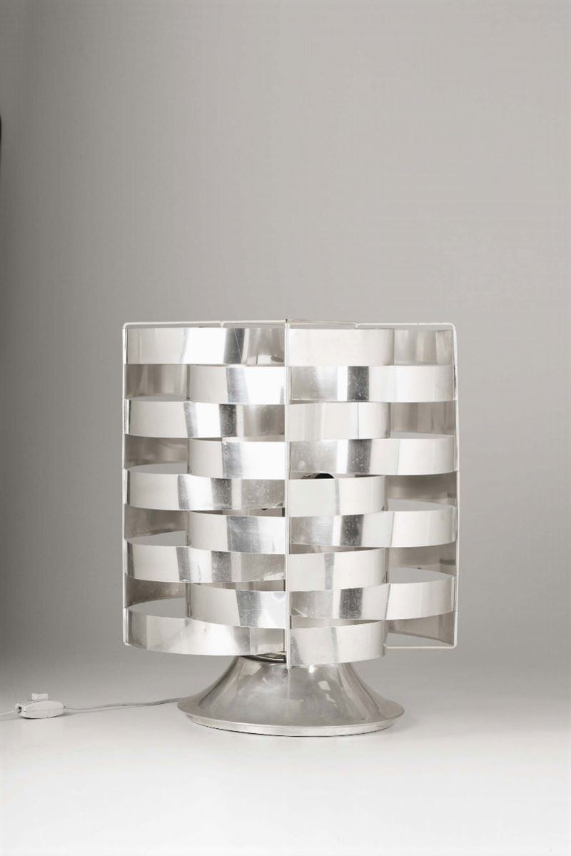Lampada da tavolo in metallo cromato e acciaio.  - Asta Design II - II - Cambi Casa d'Aste