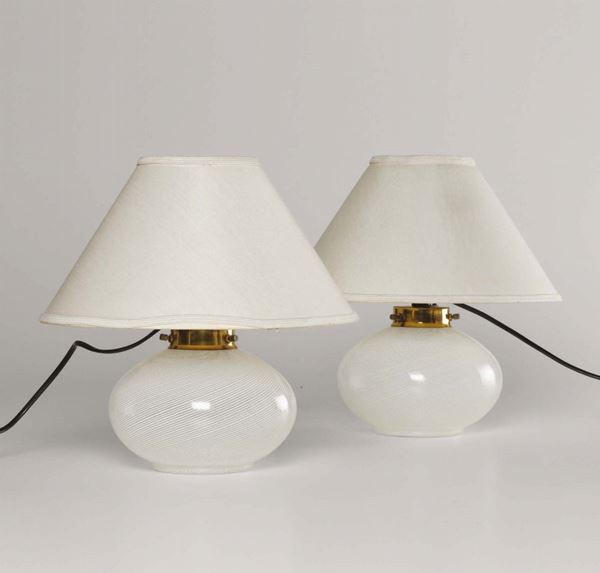 Coppia di lampade da tavolo con struttura in vetro di Murano. Paralume in tessuto e struttura in ottone.