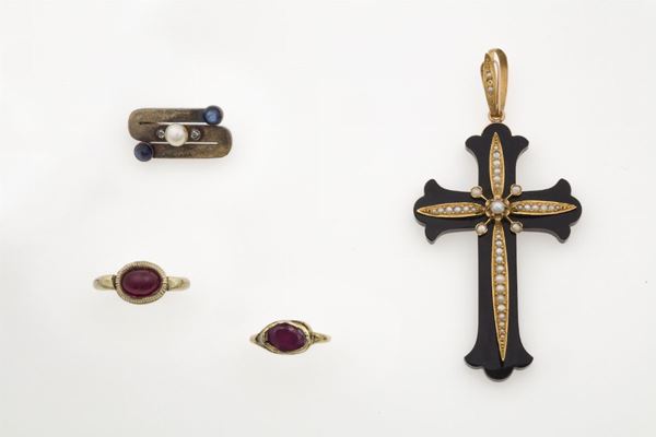 Lotto composto da un pendente in onice con perline, una spilla con una perla e zaffiri e due anelli con rubini taglio cabochon