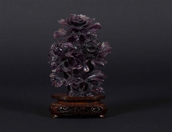 Vaso scolpito in ametista con decoro di fiori a rilievo, Cina, XX secolo