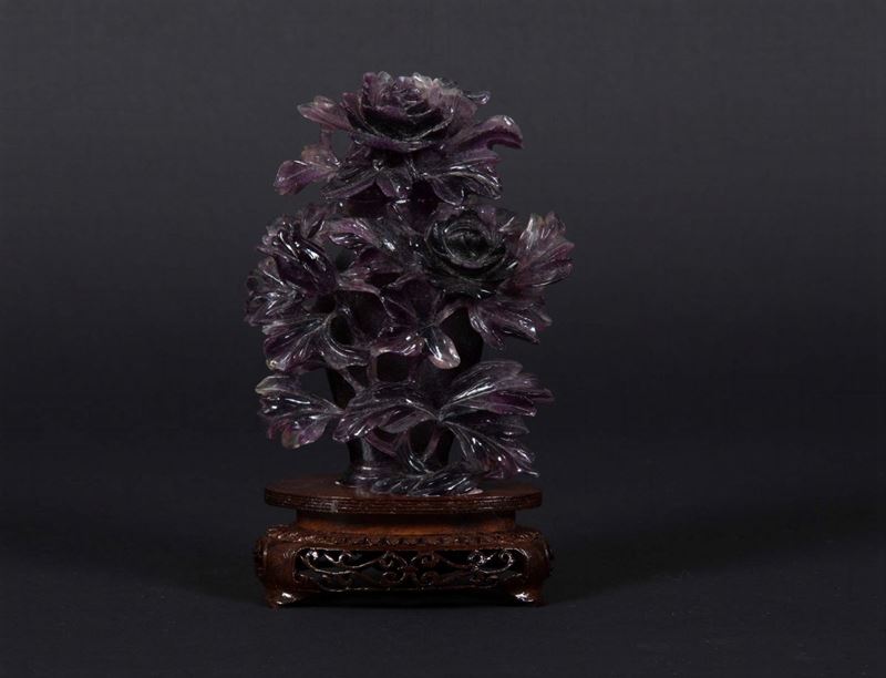 Vaso scolpito in ametista con decoro di fiori a rilievo, Cina, XX secolo  - Asta Chinese Works of Art - Cambi Casa d'Aste