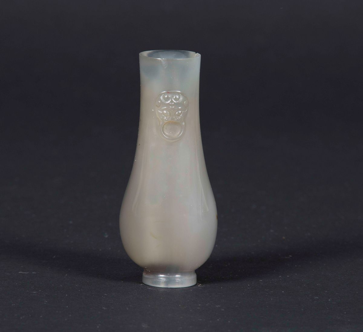 Piccolo Vaso in Agata Opalescente con Mascheroni, Cina, Dinastia Qing, Marchio e del Periodo Qian...