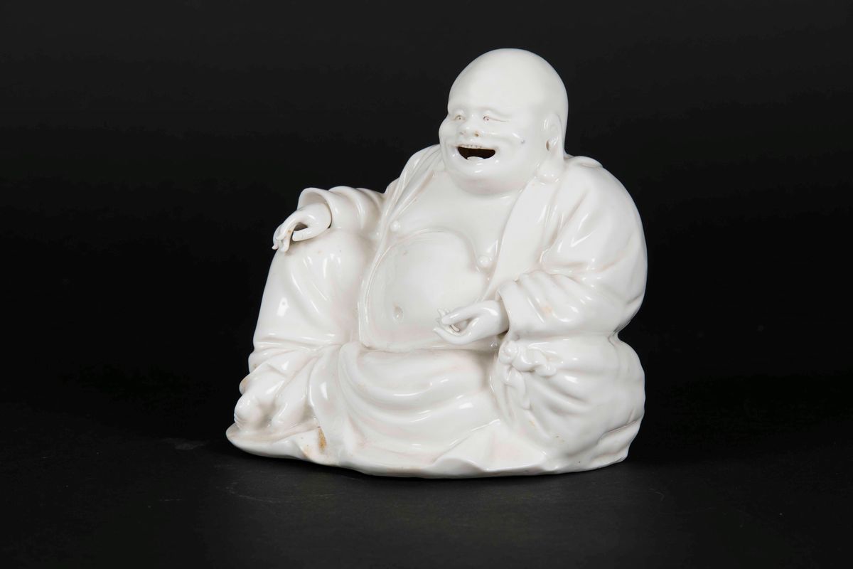 Figura di Budai in Porcellana Blanc De Chine Dehua, Cina, Dinastia Qing, XVIII Secolo