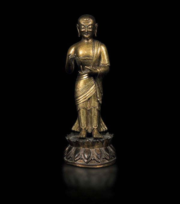 Figura di Arhat eretto in bronzo dorato su doppio fiore di loto, Cina, Dinastia Qing, XVIII secolo