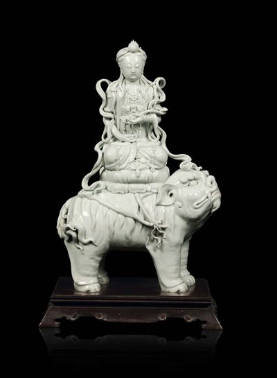 Figura di Manjusri Sopra Cane di Pho in Porcellana Blanc De Chine Dehua, Cina, Dinastia Qing, Fin...