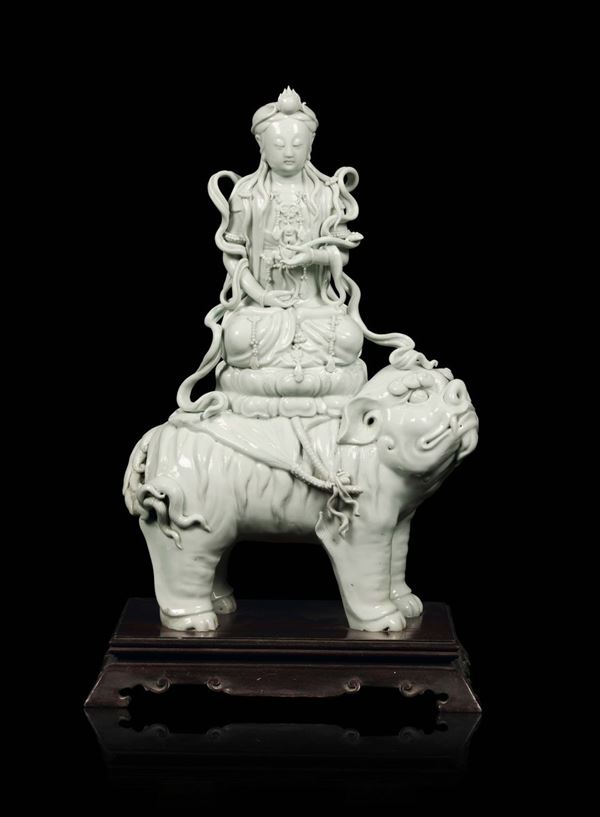 Figura di Manjusri sopra cane di Pho in porcellana Blanc de Chine Dehua, Cina, Dinastia Qing, fine XIX secolo