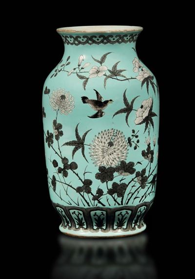 Vaso in Porcellana con Decoro Naturalistico su Fondo Azzurro, Cina, Dinastia Qing, Epoca Guangxu ...