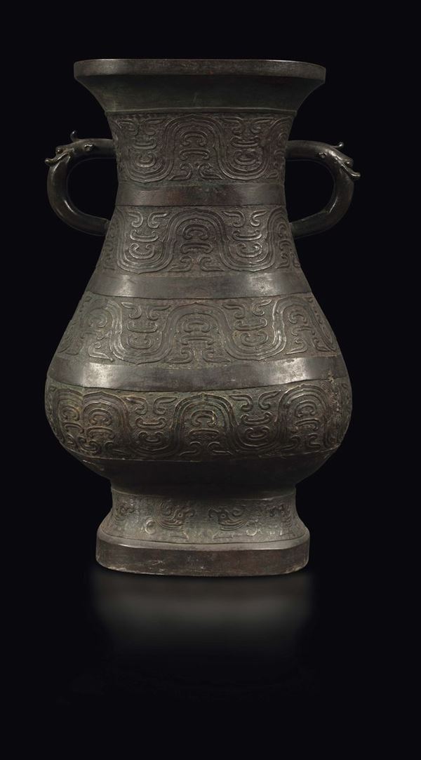 Grande vaso in bronzo a doppia ansa sbalzato con decoro geometrico di ispirazione arcaica, Cina, Dinastia Ming, XV secolo