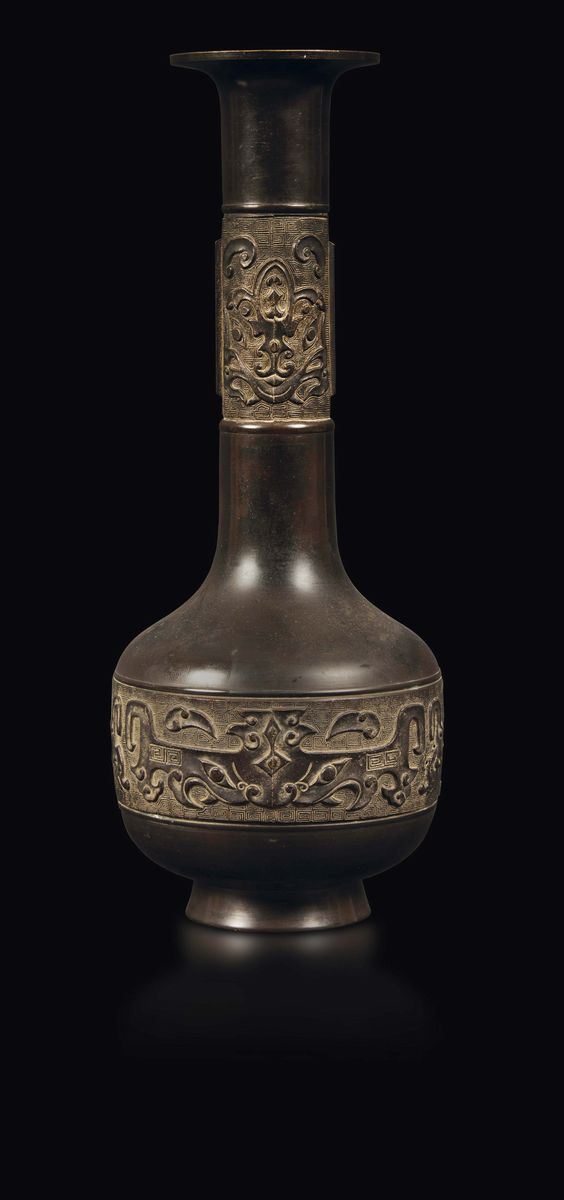 Vaso a bottiglia in bronzo sbalzato con decoro geometrico di ispirazione arcaica e maschere Taotie, Cina, Dinastia Qing, XVIII secolo