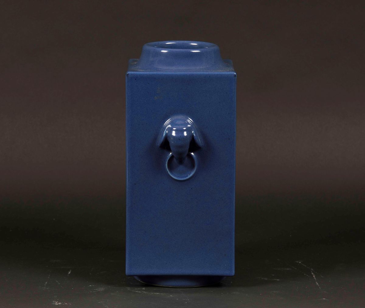 Vaso Cong in Porcellana Monocroma Blu con Teste di Ariete, Cina, Dinastia Qing, Marchio e del Per...