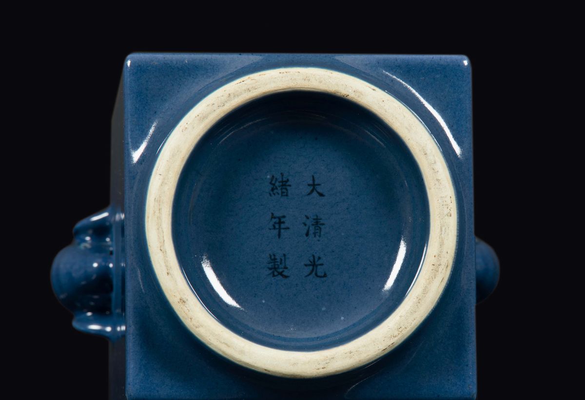 Vaso Cong in Porcellana Monocroma Blu con Teste di Ariete, Cina, Dinastia Qing, Marchio e del Per...