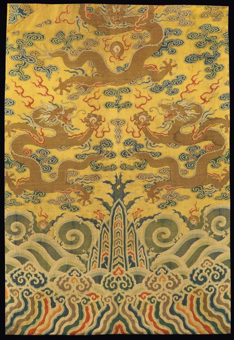 Kesi con raffigurazioni di draghi in fili dorati tra le nuvole su fondo giallo, Cina, Dinastia Qing, epoca Qianlong (1736-1796)  - Asta Fine Chinese Works of Art - I - Cambi Casa d'Aste