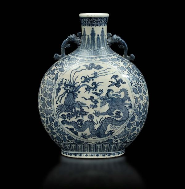 Moonflask in porcellana bianca e blu con raffigurazione di drago e fenice entro riserva, Cina, Dinastia Qing, epoca Qianlong (1736-1796)