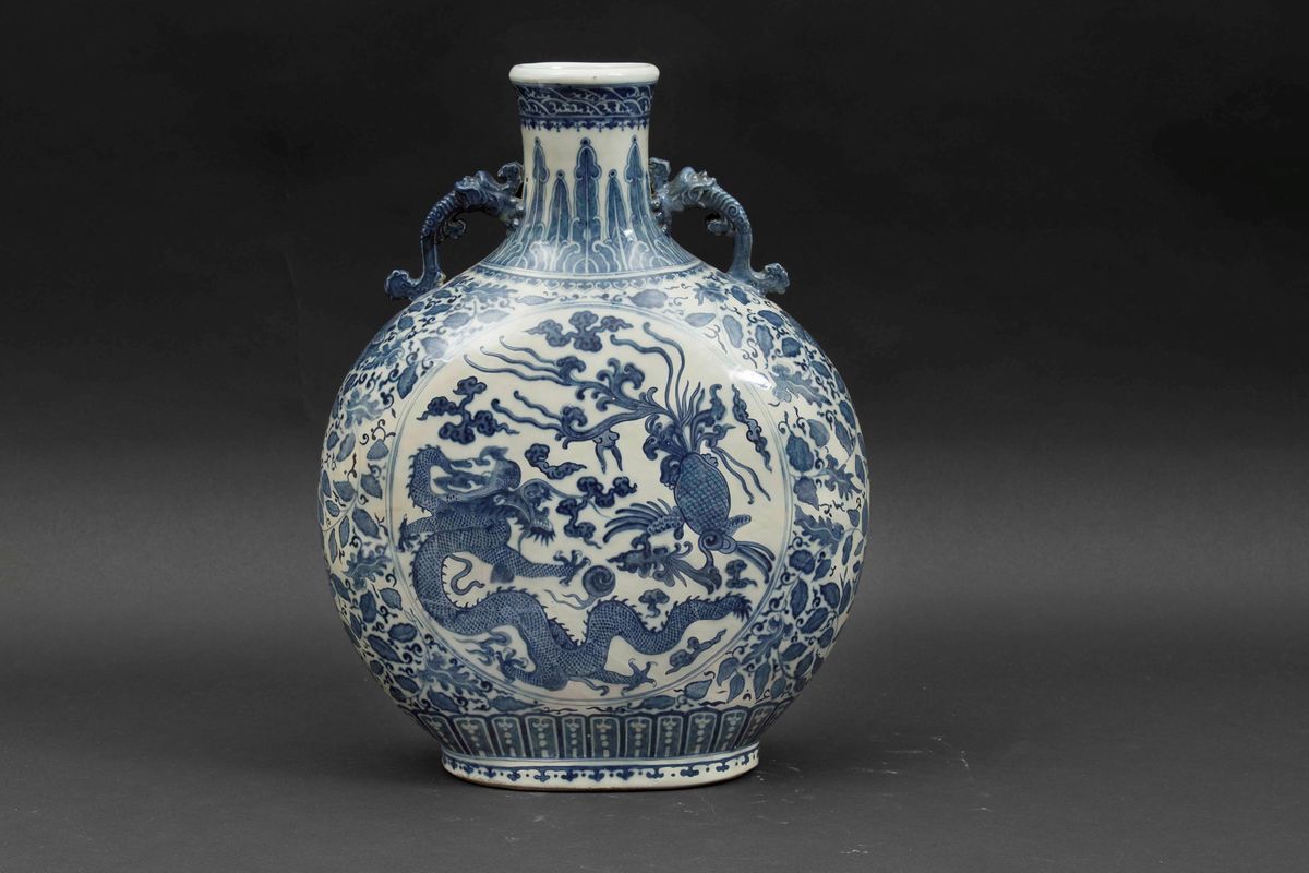Moonflask in Porcellana Bianca e Blu con Raffigurazione di Drago e Fenice Entro Riserva, Cina, Di...