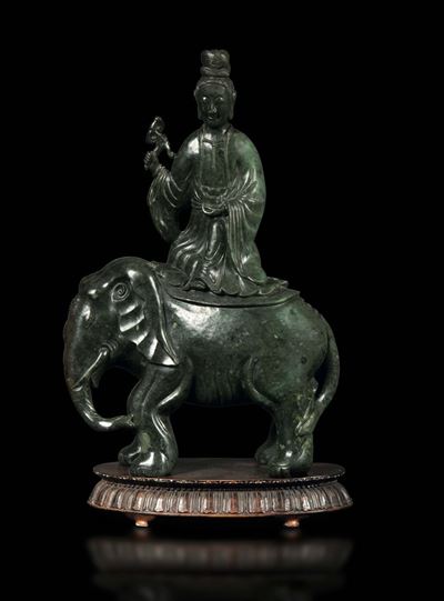 Gruppo in Giada Spinacio e Russet Raffigurante Guanyin su Elefante, Cina, Dinastia Qing, XIX Seco...
