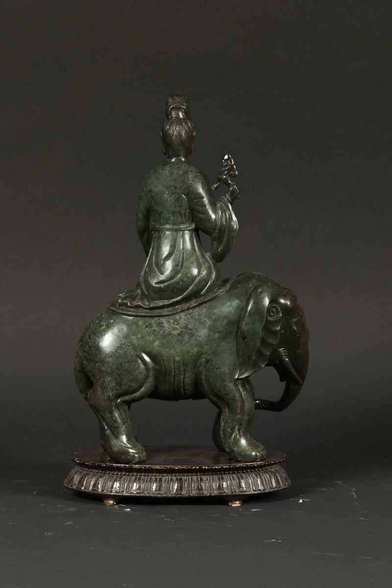 Gruppo in Giada Spinacio e Russet Raffigurante Guanyin su Elefante, Cina, Dinastia Qing, XIX Seco...