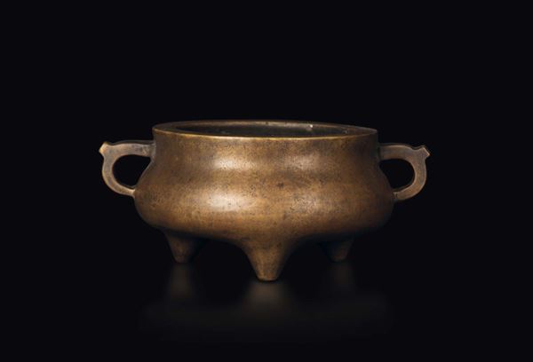 Incensiere tripode in bronzo dorato con manici, Cina, Dinastia Qing, XVIII secolo
