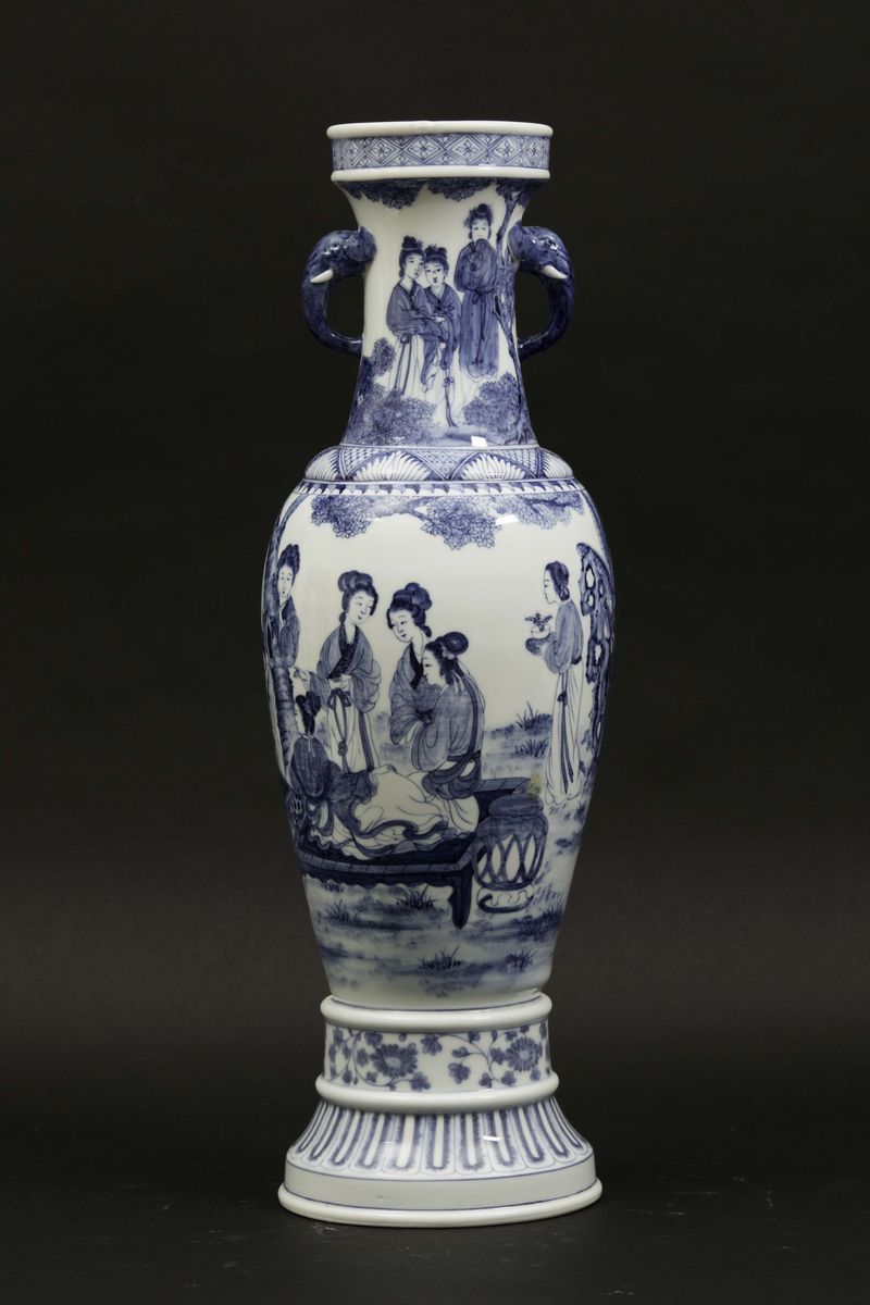 Vaso in Porcellana Bianca e Blu con Raffigurazioni di Guanyin, Cina, Dinastia Qing, XIX Secolo