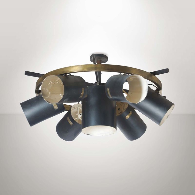 Lampadario con struttura in ottone e diffusori orientabili in metallo laccato.  - Asta Design I - Cambi Casa d'Aste