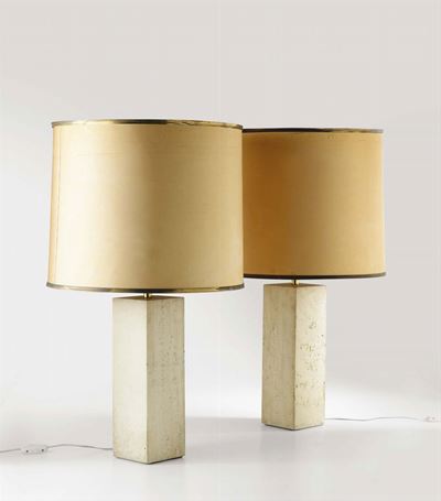 Coppia di Lampade con Base in Travertino, Struttura in Ottone e Paralume in Tessuto.