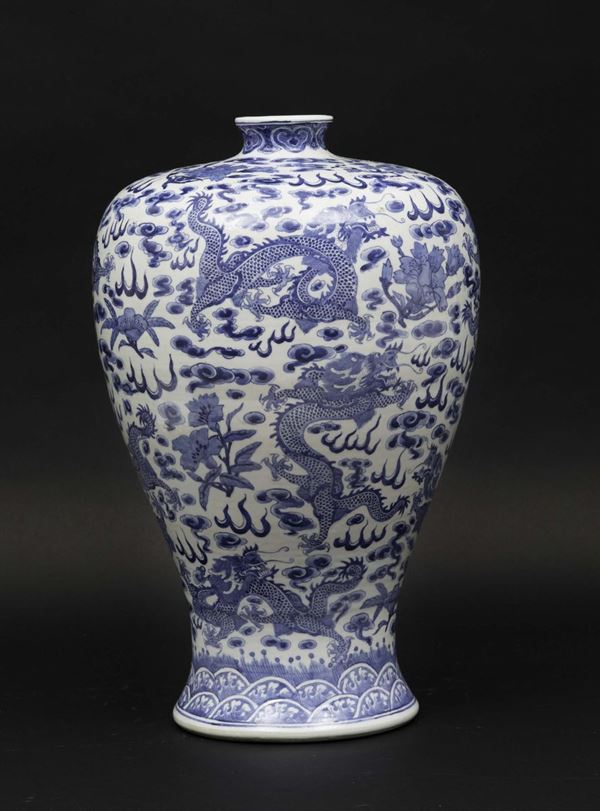 Vaso in porcella bianca e blu con draghi tra le nuvole, Cina, XX secolo