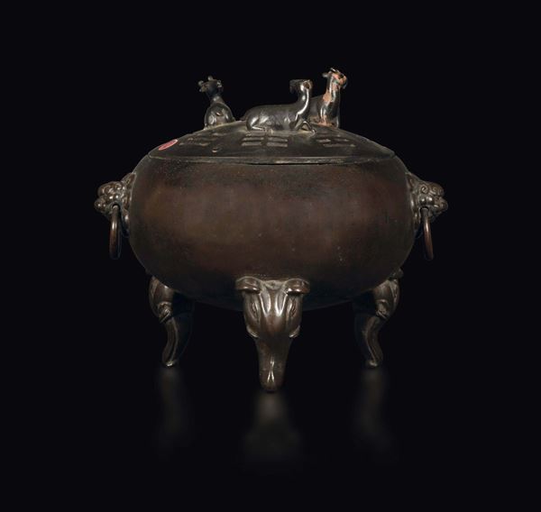 Incensiere tripode in bronzo con piedi a testa di elefante e coperchio con presa a foggia di capre, Cina, Dinastia Qing, XVIII secolo