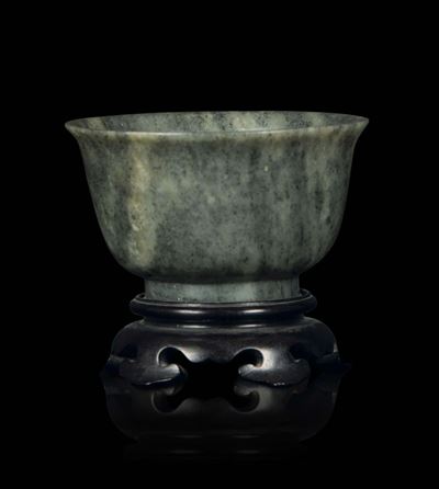 Piccola Coppa in Giada Grigia, Cina, Dinastia Qing, Epoca Qianlong (1736-1796)