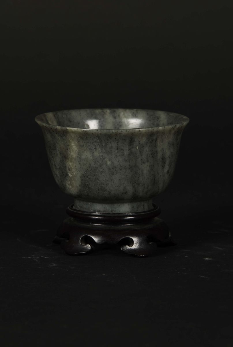 Piccola Coppa in Giada Grigia, Cina, Dinastia Qing, Epoca Qianlong (1736-1796)