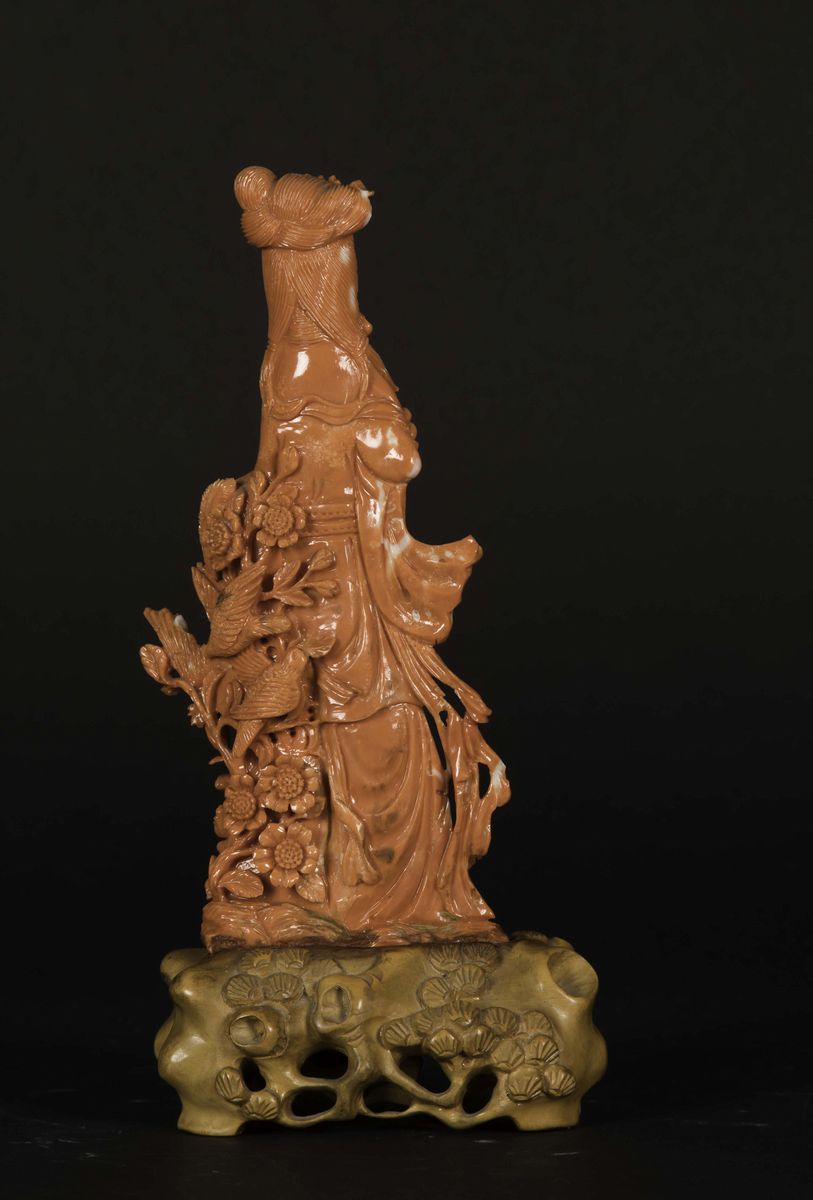 Gruppo Scolpito in Corallo Raffigurante Guanyin con Fenice e Fiori, Cina, Inizio XX Secolo