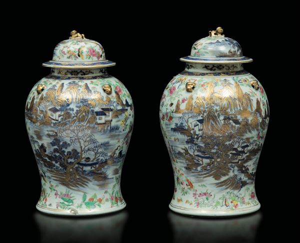 Coppia di potiches con coperchio in porcellana a smalti policromi e lumeggiature in oro con raffigurazioni di paesaggio lacustre, Cina, Dinastia Qing, XIX secolo