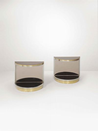 Coppia di Comodini con Struttura in Ottone e Piani in Vetro Specchiato.