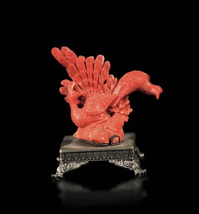Piccolo Gruppo in Corallo Raffigurante Pavoni su Piedistallo in Argento, Cina, Inizio XX Secolo