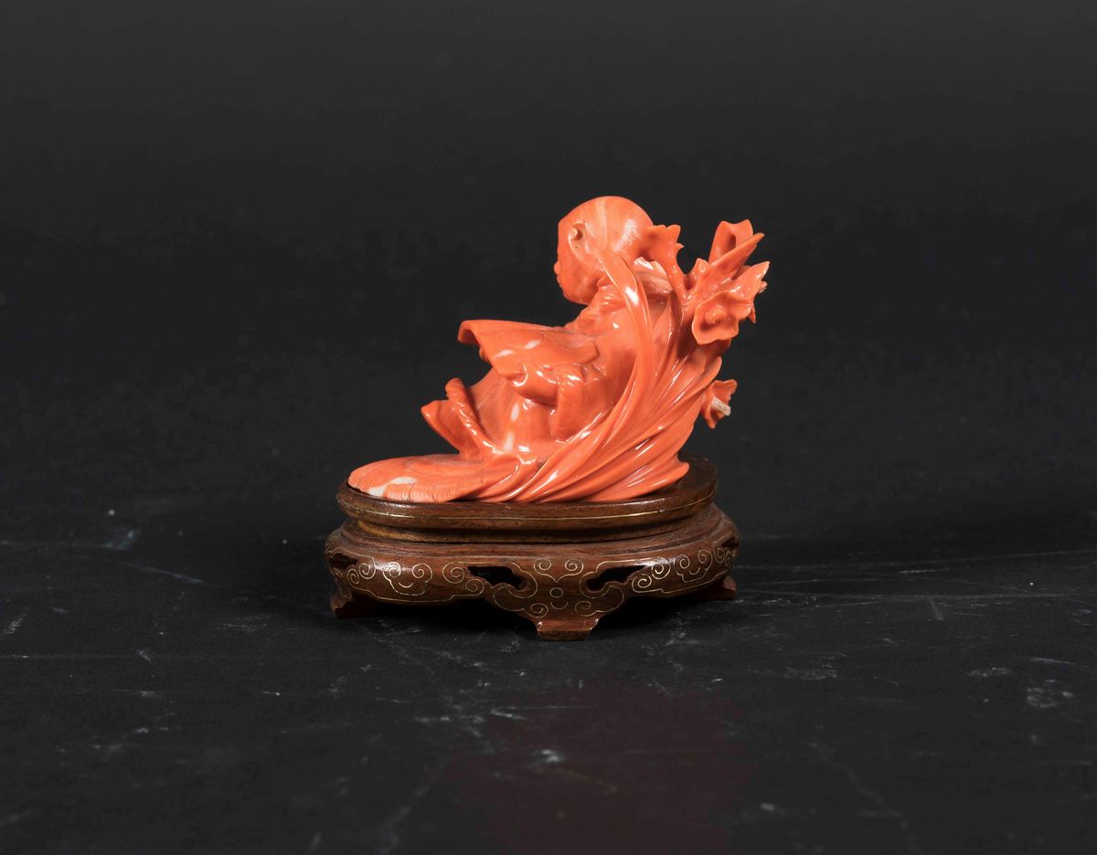Piccolo Gruppo in Corallo Raffigurante Bambina con Libro, Cina, Inizio XX Secolo