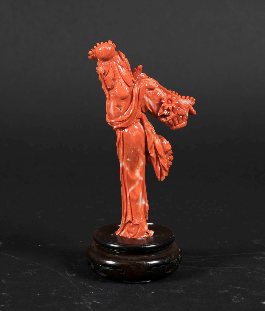 Piccola Figura di Guanyin con Cesto di Fiori Scolpita in Corallo, Cina, Inizio XX Secolo