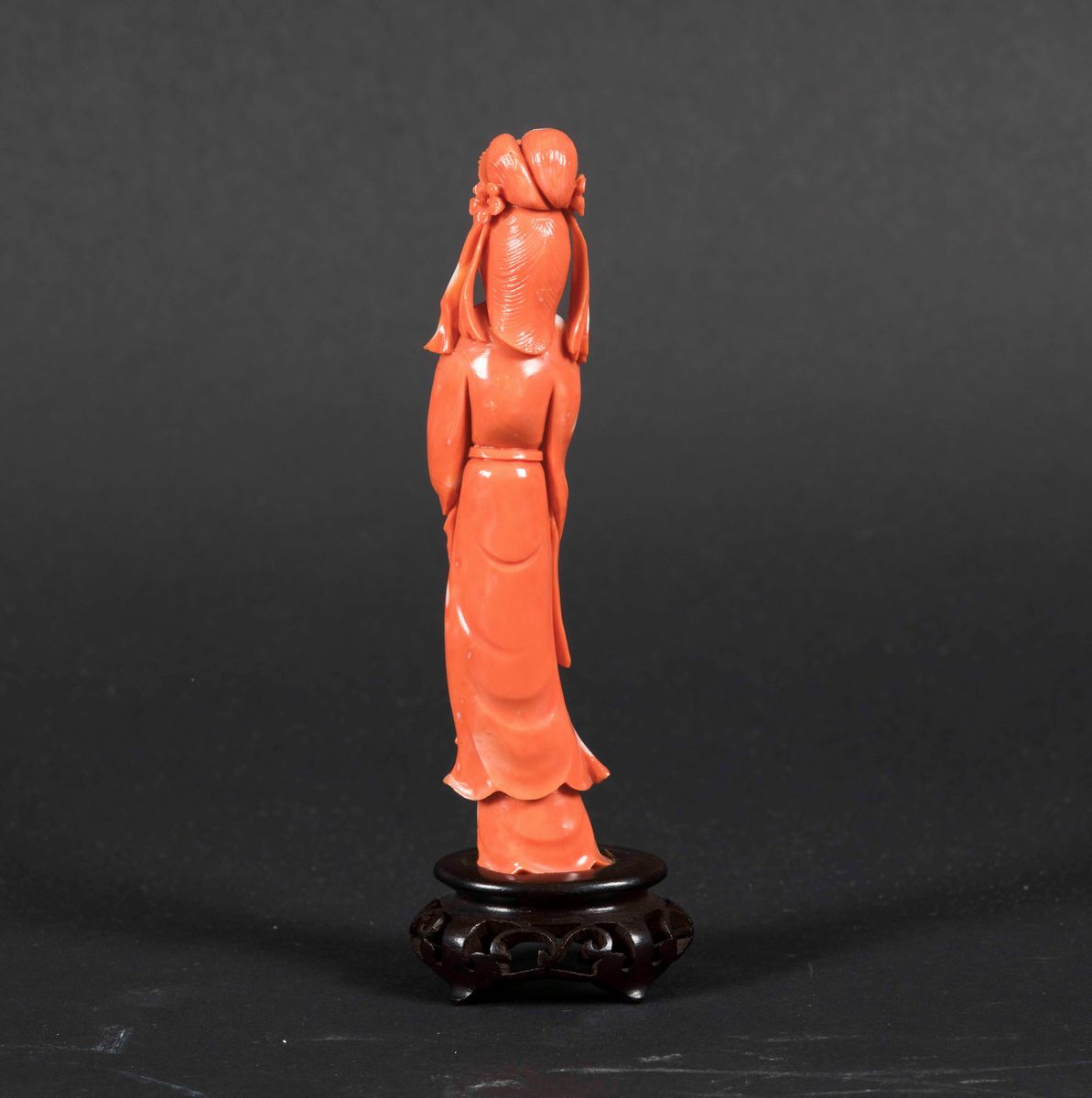 Piccola Figura di Guanyin Scolpita in Corallo, Cina, Inizio XX Secolo