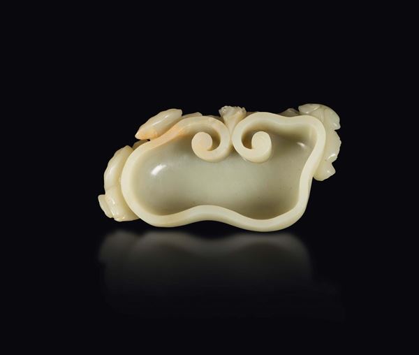 Sciacquapennelli in giada bianca con decori di funghi a rilievo, Cina, Dinastia Qing, XIX secolo