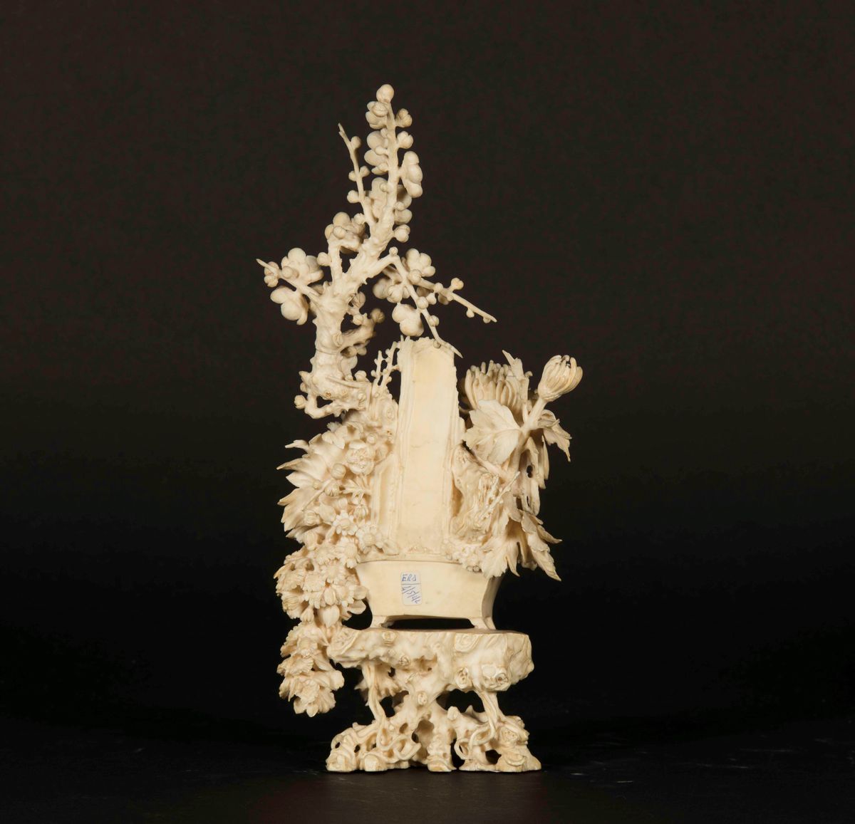 Gruppo Scolpito in Avorio Raffigurante Vaso con Fiori, Cina, Inizi XX Secolo